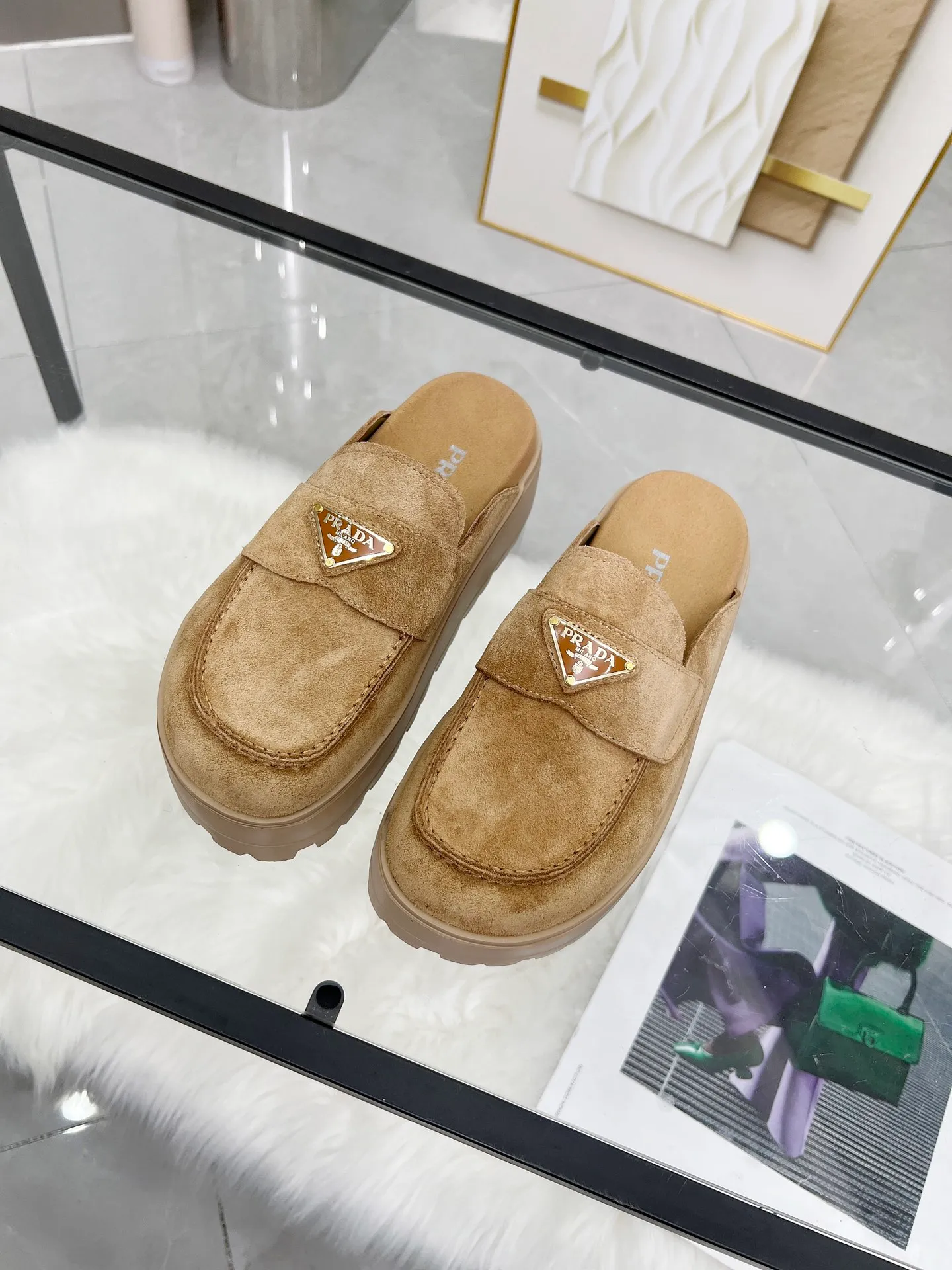 👟👟Ex-factory price 500👟👟 🌸Prada 2025 spring and summer new slippers 💫Velcro sandals The latest catwalk model, classic upgrades, comfort and fashionability coexist. Every color combination looks good, and the design matches different style needs ✅Upper: original customized cowhide ✅Inner lining: original customized sheepskin lining, cowhide feet ✅Outsole: original molded anti-slip outsole ✅Number of codes: 35-40 (41 customized, non-refundable and non-exchangeable)